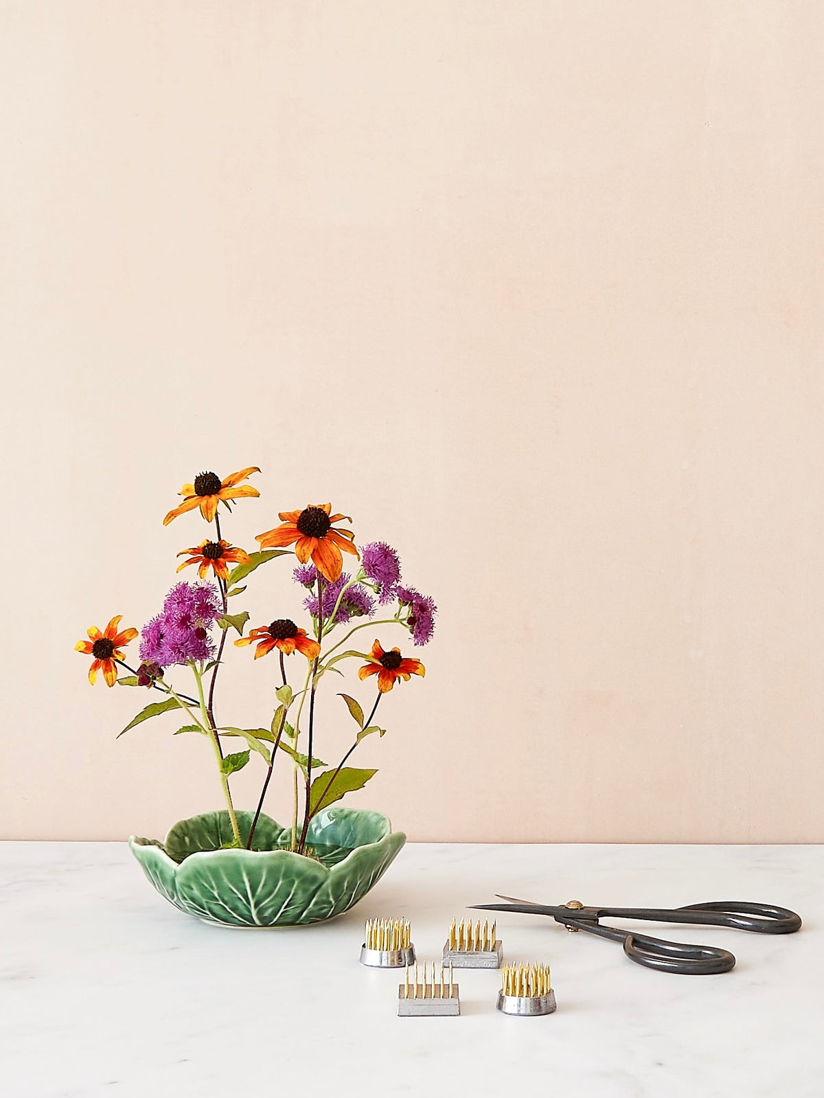 Small Cabbageware Bowl and Four Mini Flower Frogs Bundle