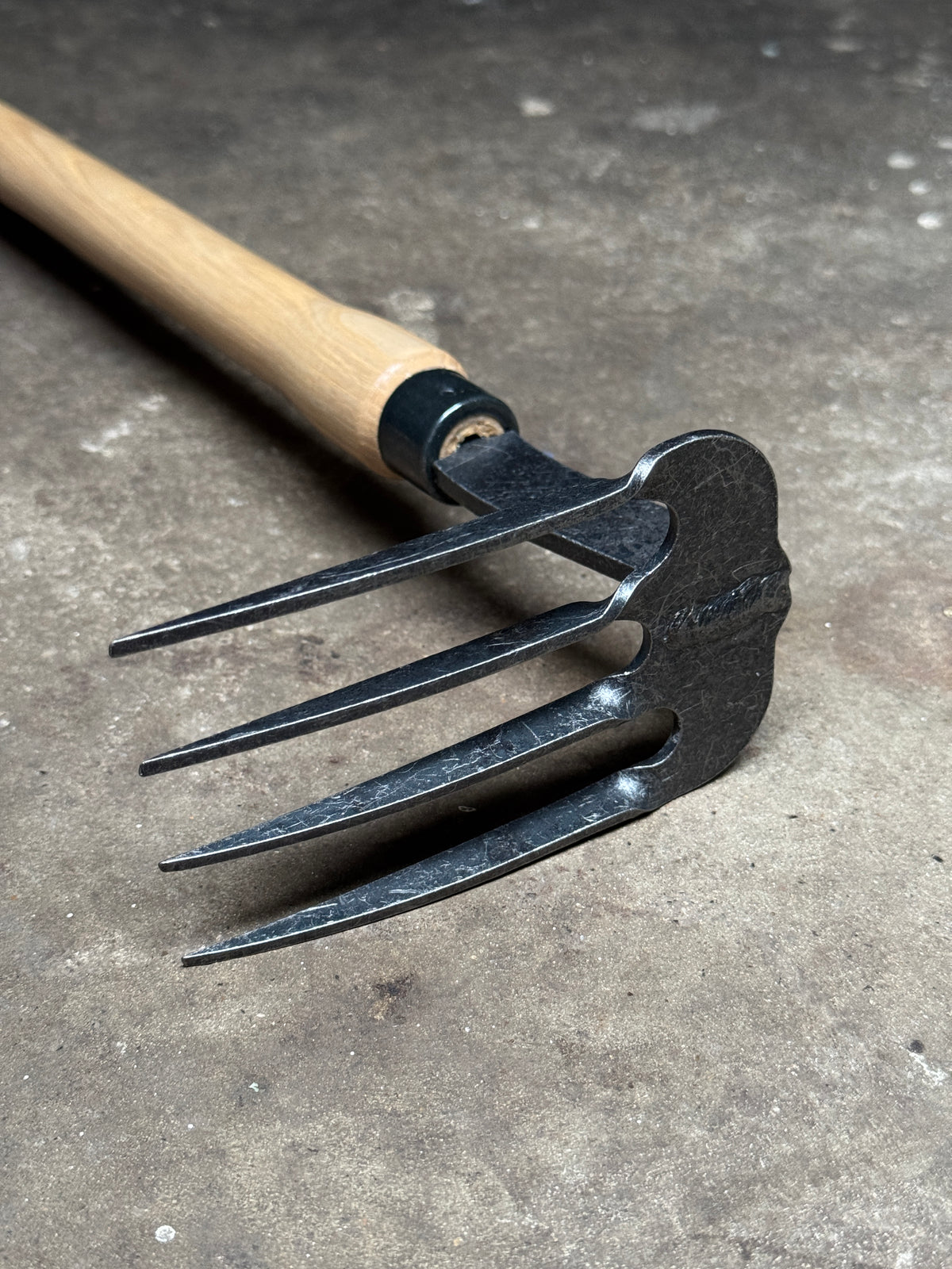 Signature Mid-Length 4 Tine Weeder & Cultivator
