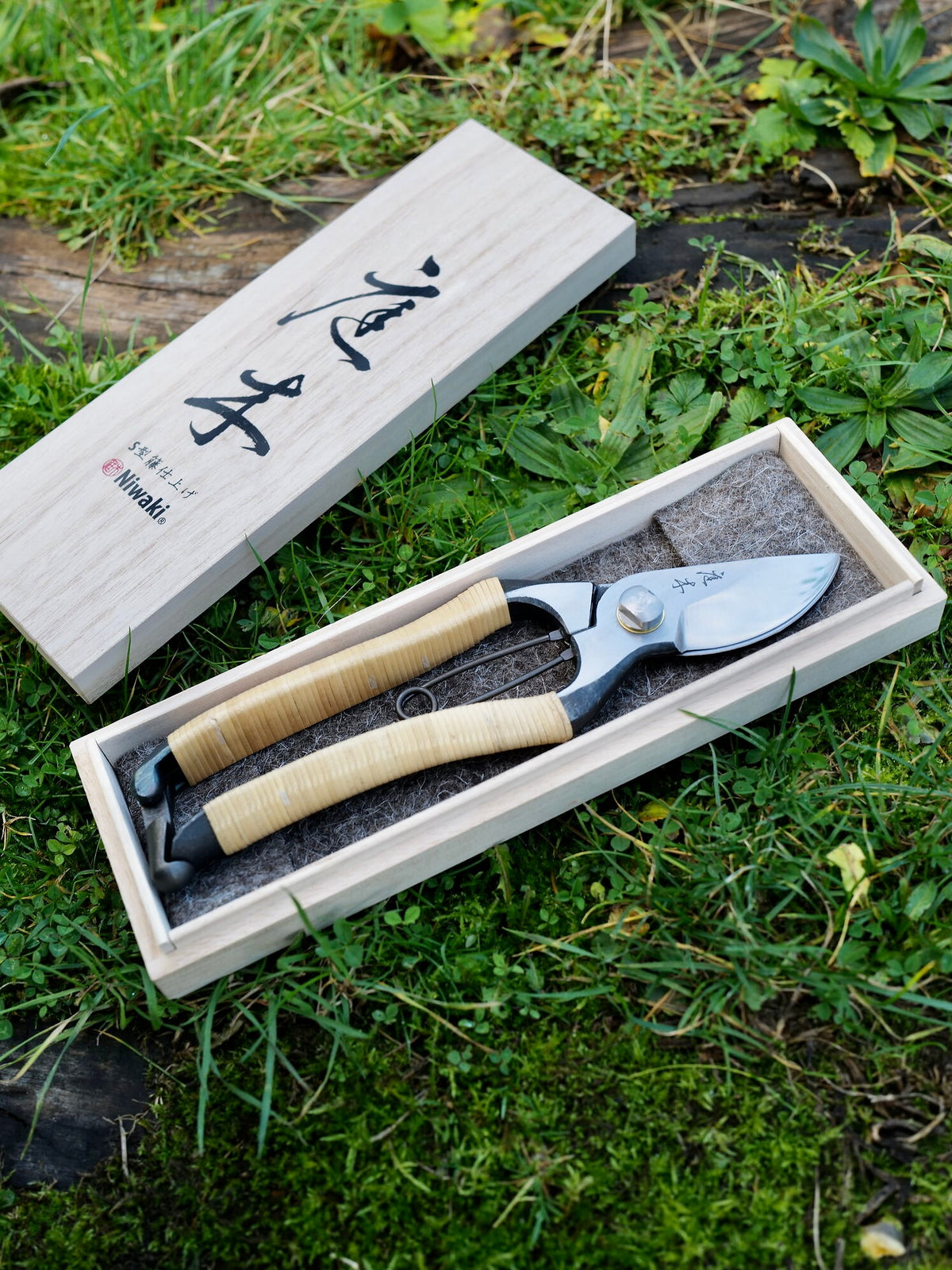 Niwaki Wisteria Rattan S-Type Secateurs, Limited Edition